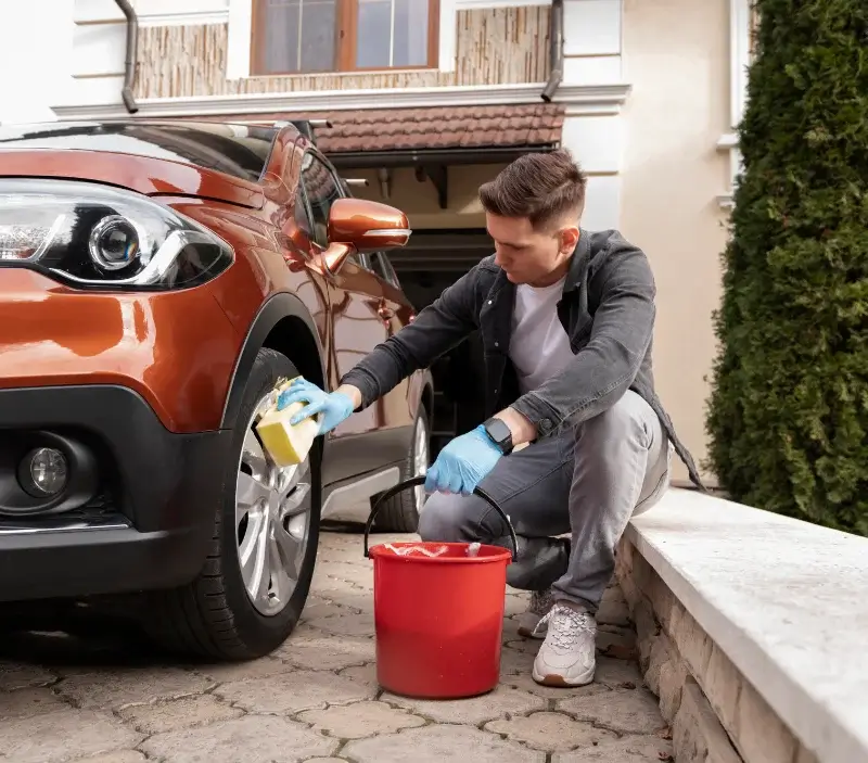 Lavage auto à domicile Saint-Caprais-de-Lerm : professionnel intervenant sur un véhicule